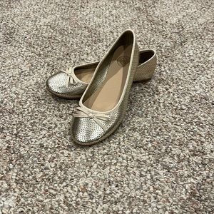 NWOT! SO Girls Shoes. Gold. SZ 4M